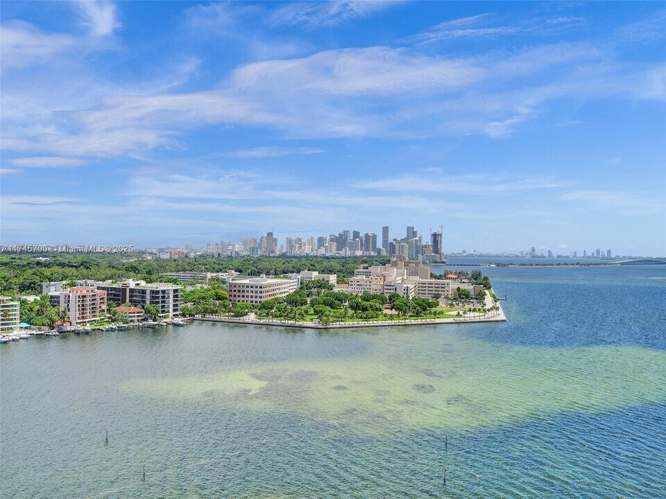 3 Grove Isle Dr in Miami, FL - Building Photo