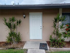 913 Gleason Pkwy in Cape Coral, FL - Building Photo