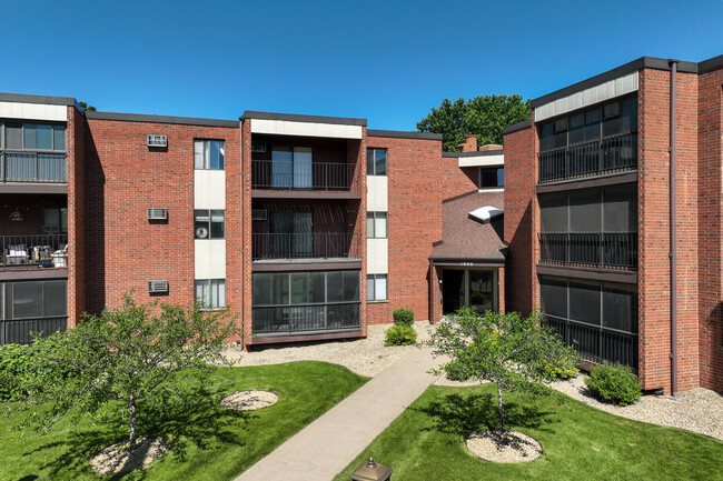 1800 Riverwood Dr in Burnsville, MN - Foto de edificio - Building Photo