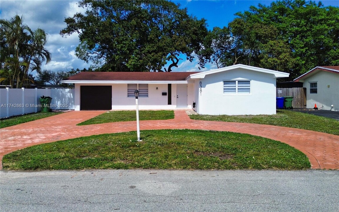 8381 NW 11th St in Pembroke Pines, FL - Building Photo