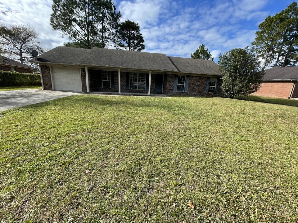 2125 Walberg Dr in Hinesville, GA - Building Photo