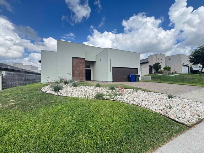 120 Tranquilo Dr in Laredo, TX - Building Photo - Building Photo