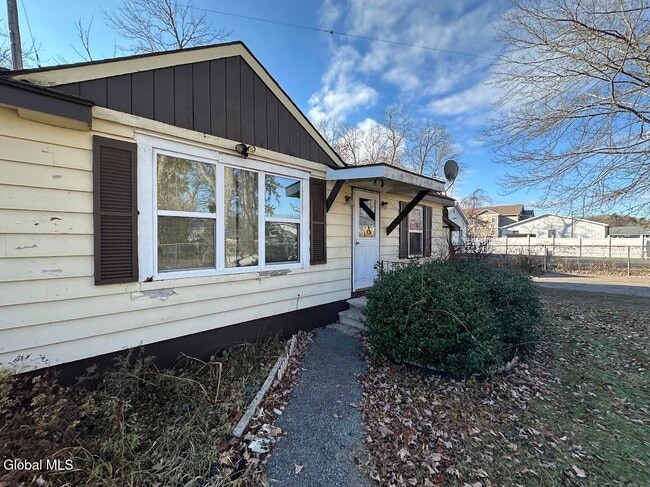 98 Point Breeze Rd in Saratoga Springs, NY - Building Photo - Building Photo