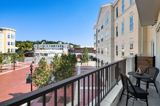 Village Square in Glen Cove, NY - Foto de edificio - Building Photo