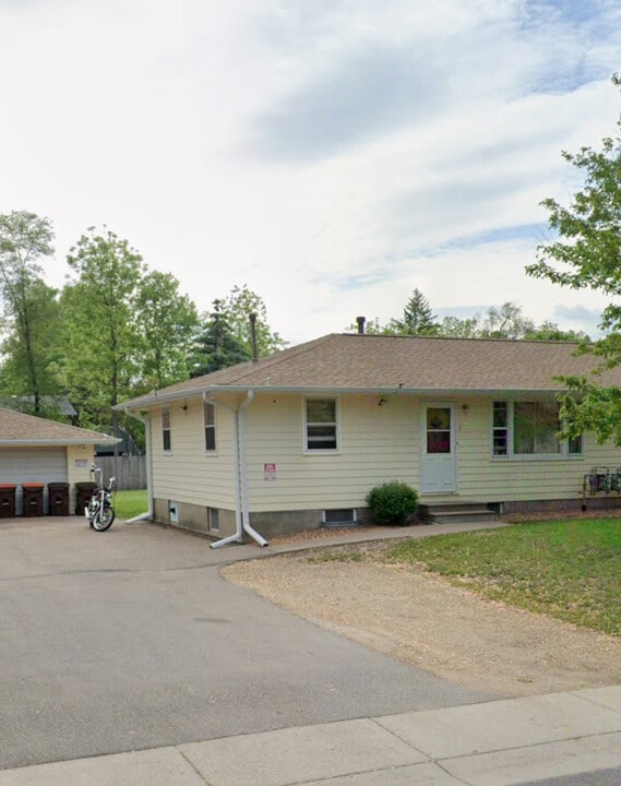 1708 Ashland St, Unit Apt #3 in Hastings, MN - Foto de edificio