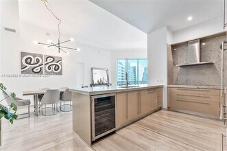 900 Brickell Key Blvd, Unit 2305 in Miami, FL - Foto de edificio - Building Photo