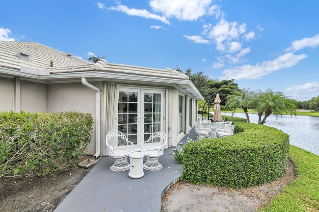 450 French Royale Cir in Atlantis, FL - Foto de edificio - Building Photo