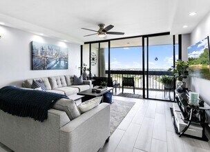 2400 Presidential Way in West Palm Beach, FL - Building Photo - Building Photo