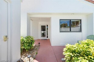 551 Beachwalk Cir in Naples, FL - Foto de edificio - Building Photo