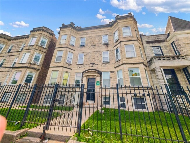 3135 W Augusta Blvd, Unit 2R