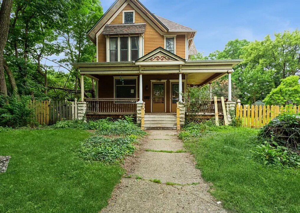 421 S 3rd St in Rockford, IL - Building Photo