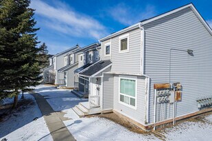 114 Woodmont Crt SW in Calgary, AB - Building Photo