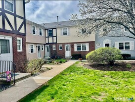 16 E Gate Ln in Hamden, CT - Building Photo