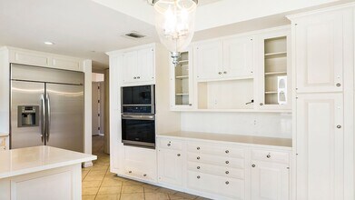 135 S McCarty Dr in Beverly Hills, CA - Building Photo - Building Photo