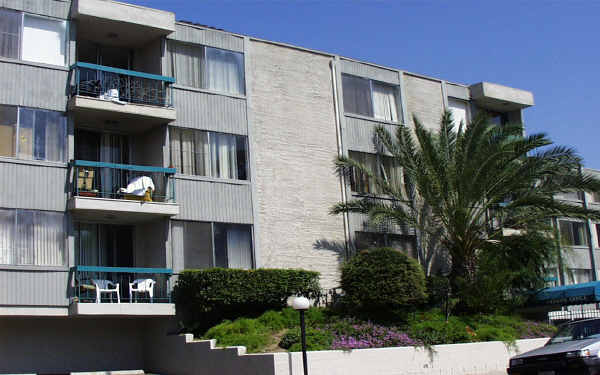 Trojan Place Apartments in San Diego, CA - Foto de edificio - Building Photo