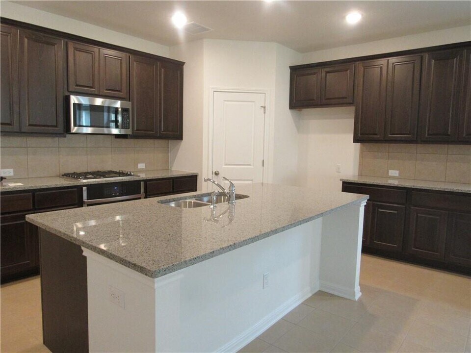 1401 Brescia Walk in Leander, TX - Building Photo