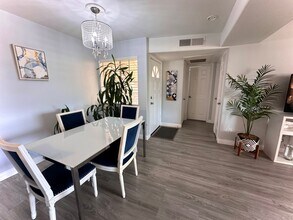 3201 Sirena Vista Way, Unit 121 in Carlsbad, CA - Foto de edificio - Building Photo