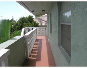 2607 NE 8th Ave, Unit 7 in Wilton Manors, FL - Building Photo - Building Photo