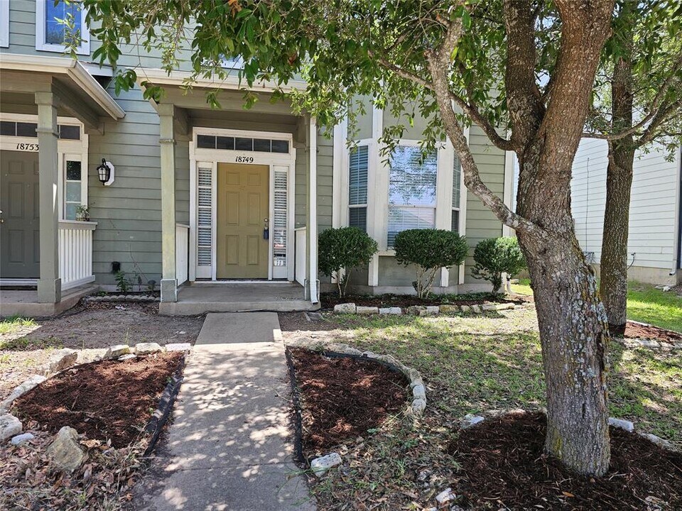 18749 Golden Eagle Way in Elgin, TX - Building Photo