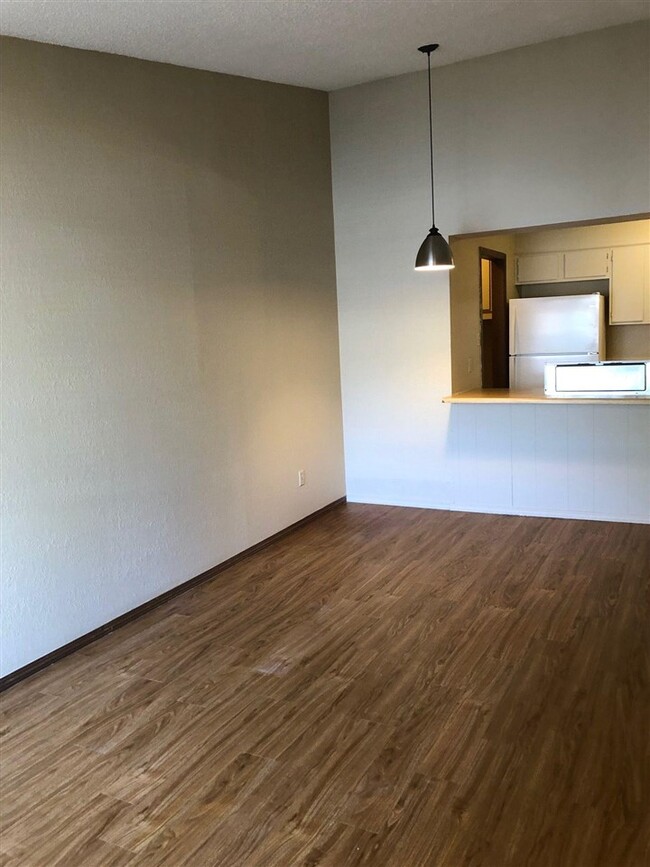 905 NE Rogers Ln in Lawton, OK - Building Photo - Building Photo