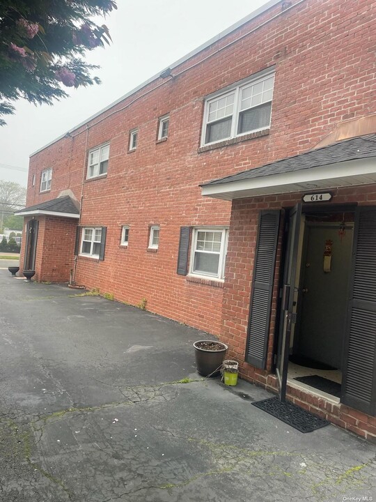 614 S Wellwood Ave in Lindenhurst, NY - Building Photo