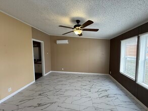 124 Egret Canal N in Baytown, TX - Building Photo - Building Photo