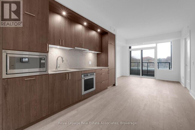 259 The Kingsway in Toronto, ON - Building Photo - Building Photo