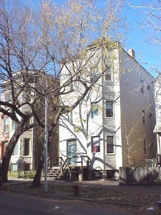 property at 916 W Roscoe St
