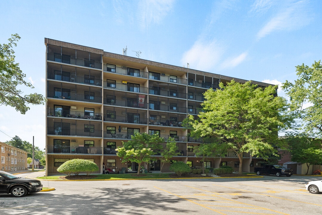 Janisse Tower Apartments in Windsor, ON - Building Photo
