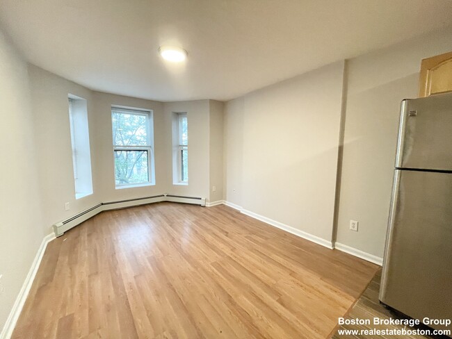 92 Hammond St, Unit 4 in Boston, MA - Foto de edificio - Building Photo