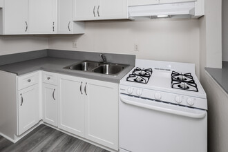 The Pointe at College Place Apartments in Fullerton, CA - Foto de edificio - Interior Photo