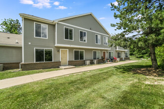 Oakbrook Manor Apartments (Oakbrook Manor ... in Lansing, MI - Foto de edificio - Building Photo