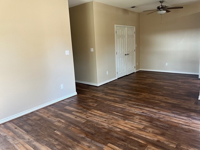 1841 Caroline Ln in Sealy, TX - Building Photo - Building Photo