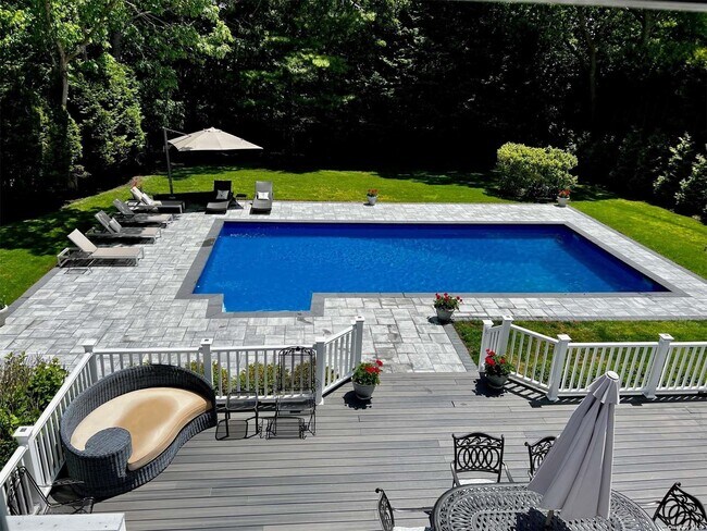 24 Bridle Path in Westhampton Beach, NY - Building Photo - Building Photo
