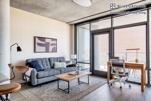 450 W Belmont Ave in Chicago, IL - Building Photo