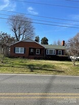 118 Peach Orchard Rd in Belmont, NC - Building Photo