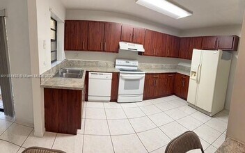 6845 NW 169th St in Hialeah, FL - Building Photo - Building Photo