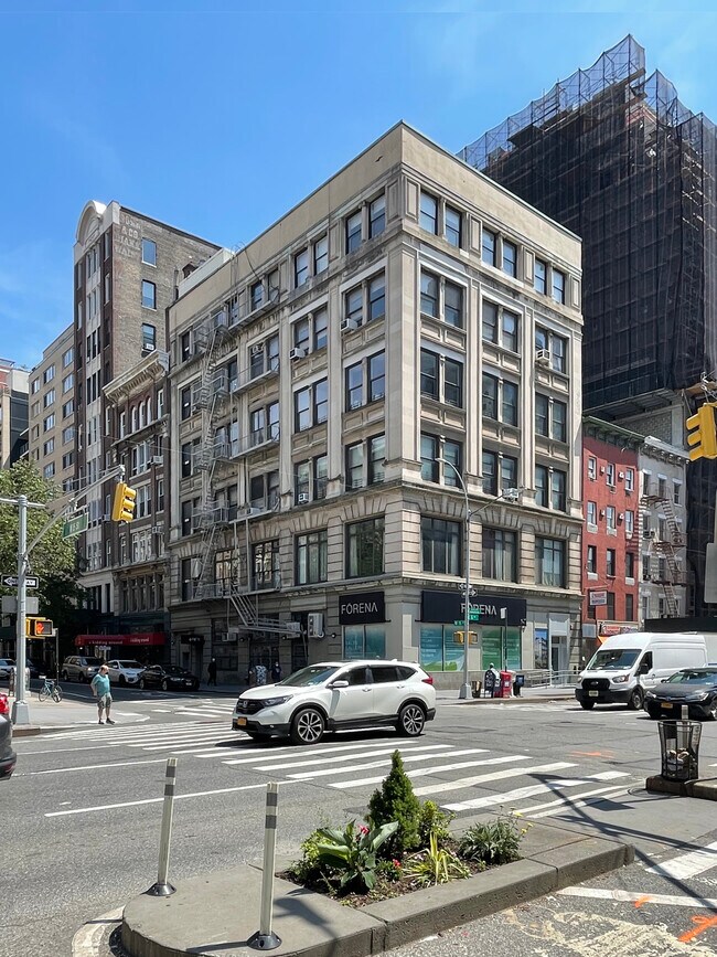 64 W 15th St in New York, NY - Building Photo - Building Photo