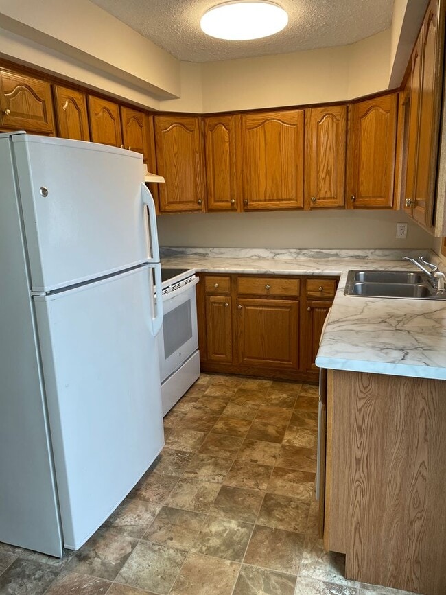 444 S 14th St in Le Claire, IA - Building Photo - Building Photo