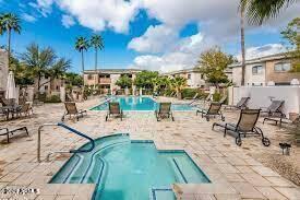 10030 W Indian School Rd in Phoenix, AZ - Building Photo