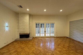 5279 Newcastle Ave in Los Angeles, CA - Building Photo - Building Photo