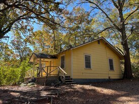 2110 S Lumpkin St in Athens, GA - Building Photo