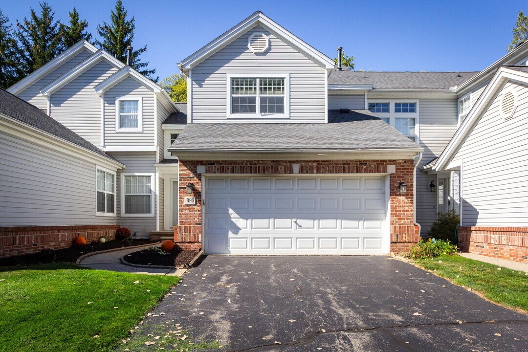 1093 Fairways Blvd in Troy, MI - Building Photo