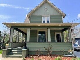 202 Perry St in Elgin, IL - Building Photo