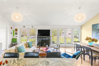 15 Academy Ln in Bellport, NY - Foto de edificio - Building Photo