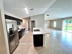 832 SE Starflower Ave in Port St. Lucie, FL - Foto de edificio - Building Photo