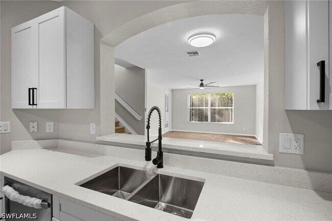 9648 Roundstone Cir in Ft. Myers, FL - Building Photo - Building Photo