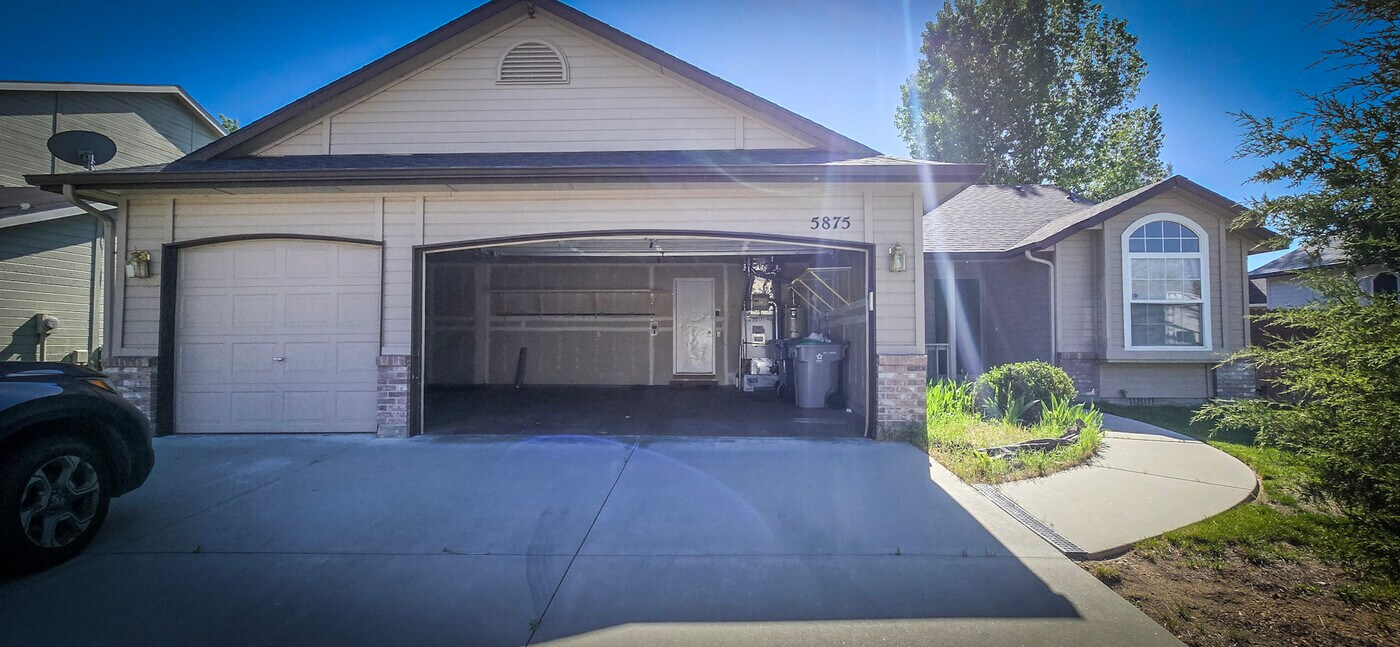 5875 S Hollyhock Way in Boise, ID - Building Photo