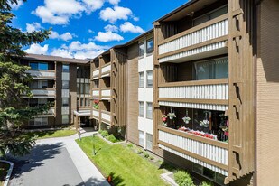 Lakeview Mews in Calgary, AB - Building Photo