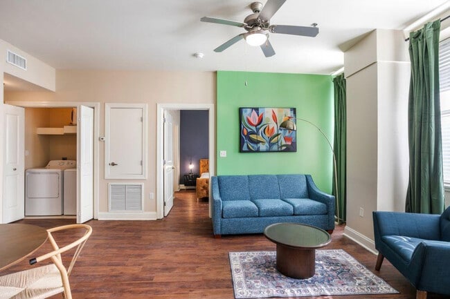 925 Common St in New Orleans, LA - Building Photo - Building Photo